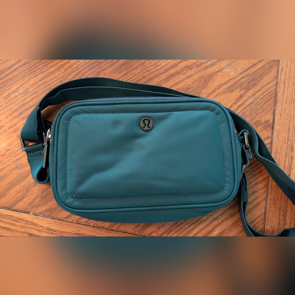 lululemon Crossbody Camera Bag 2L